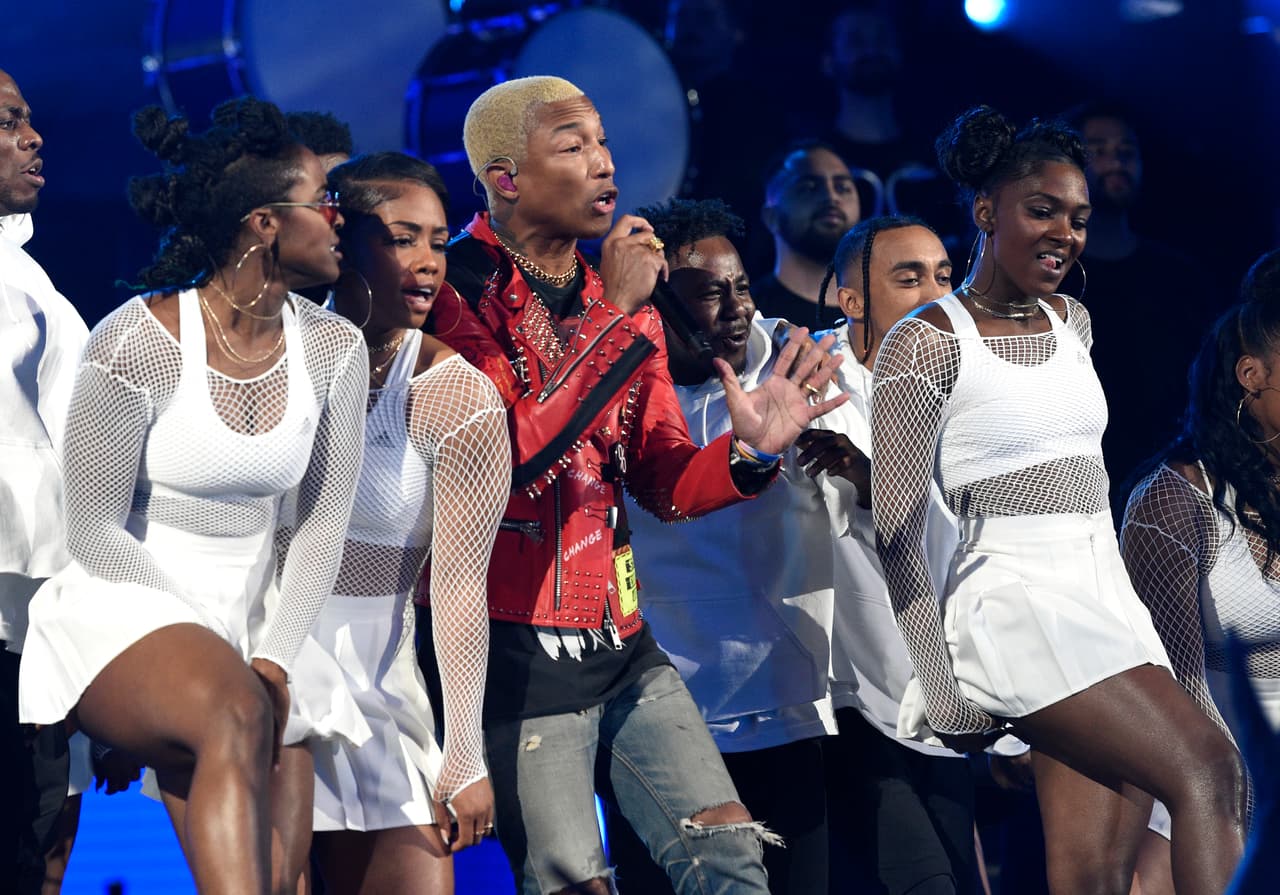 Al medio tiempo, el encargado de la música fue el reconocido artista Pharrel Williams.