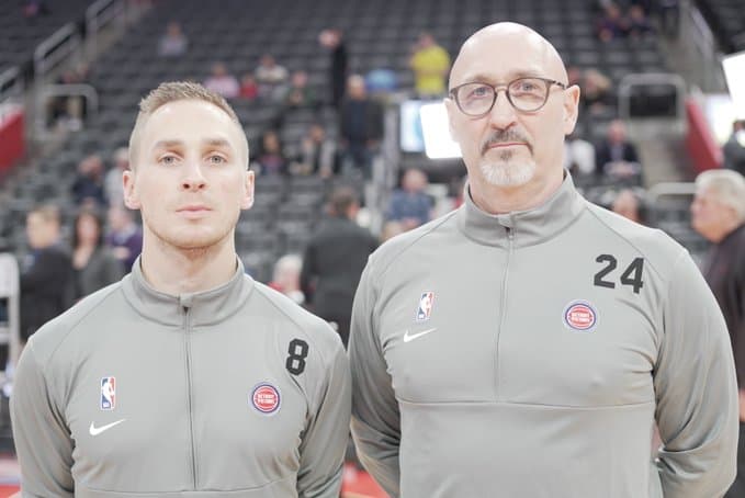 Los Detroit Pistons homenajearon a Kobe Bryant con jerseys de entrenamiento con sus números y nombre, además lo aplaudieron a los 24 segundos de juego.