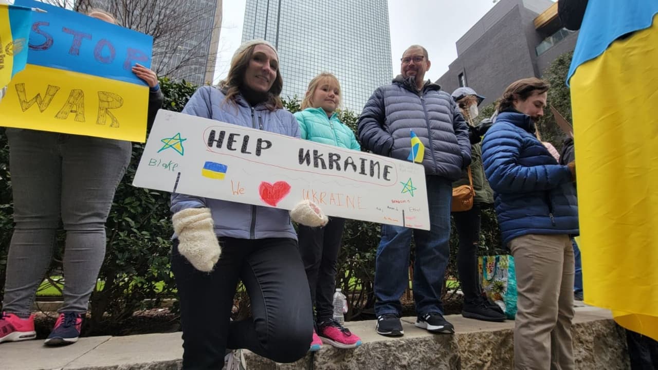 Los manifestantes eran ucranianos residentes en el Norte de Texas. Ellos pidieron apoyo para la guerra, solidaridad y dirigieron algunos cánticos por la paz en su País natal.