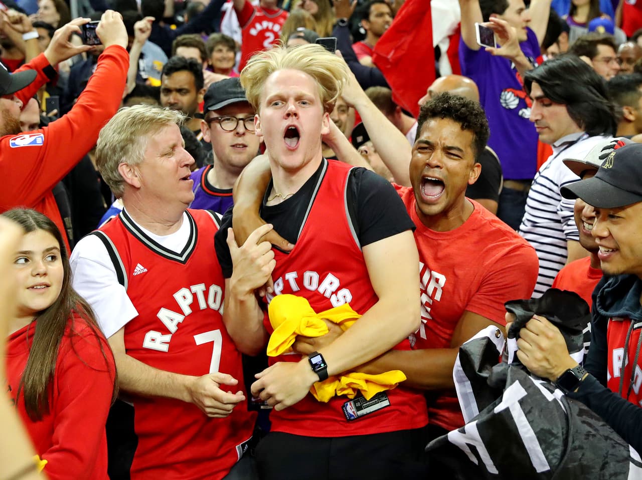 Después del Juego 4 en la Final de la NBA, los fanáticos de los Toronto Raptors estallaron en júbilo en el Oracle Arena al ver que su equipo, comandado por Kawhi Leonard (36 puntos), se puso 3-1 arriba de los Golden State Warriors y acaricia el título.
