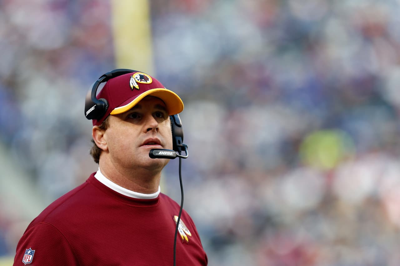 Jay Gruden deja de ser entrenador de los Washington Redskins posterior a su derrota contra los New England Patriots 33-7 durante la semana 5.