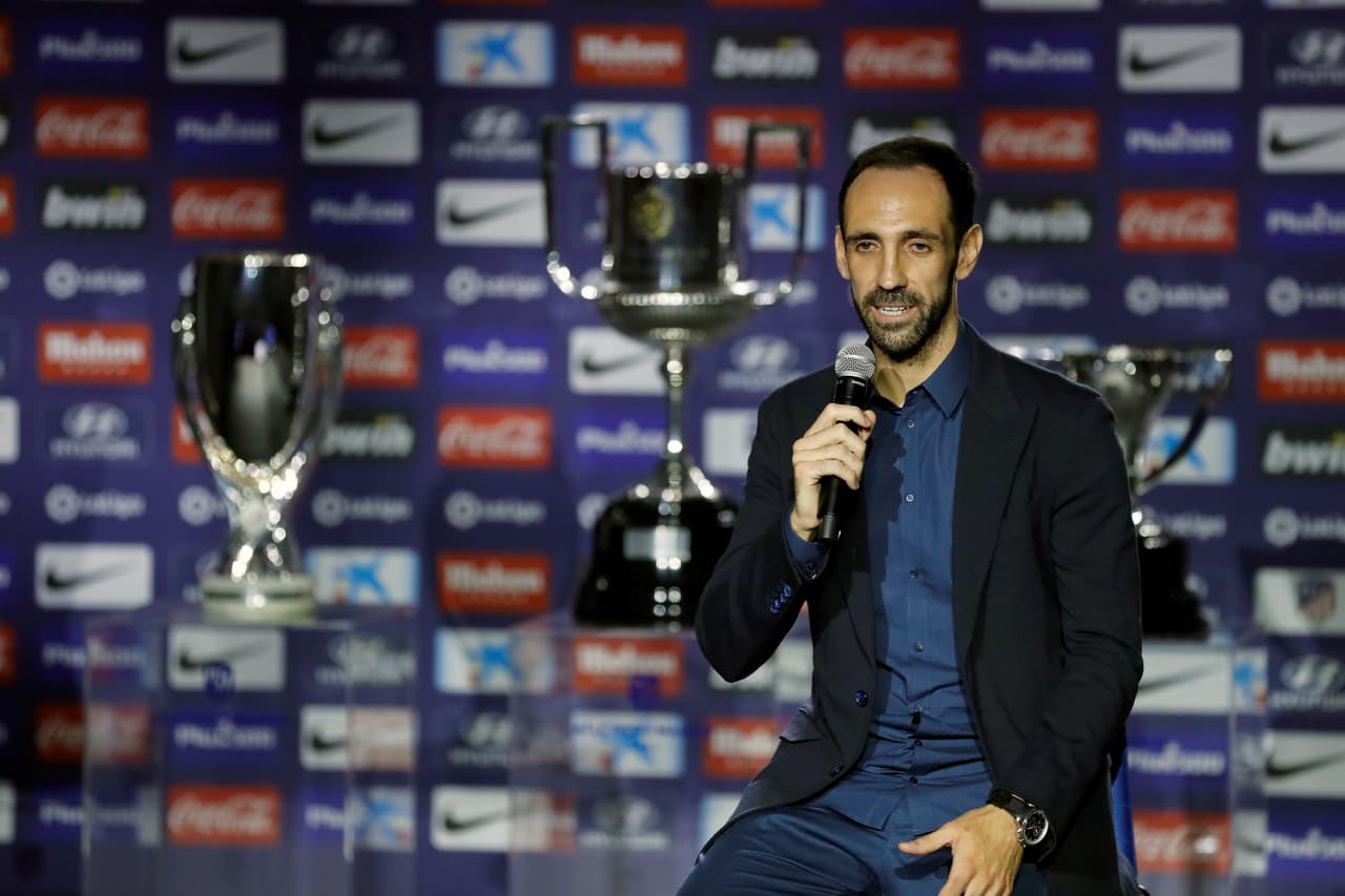 Este jueves, en una emotiva conferencia de prensa, Juanfran Torres dijo adiós a su etapa como jugador del Atlético de Madrid asegurando que volverá pronto por todo lo que le dio el club en su carrera profesional. El lateral, que aún no confirma su próximo destino, se marcha con siete títulos entre los cuales hay una Liga y dos Europa League.