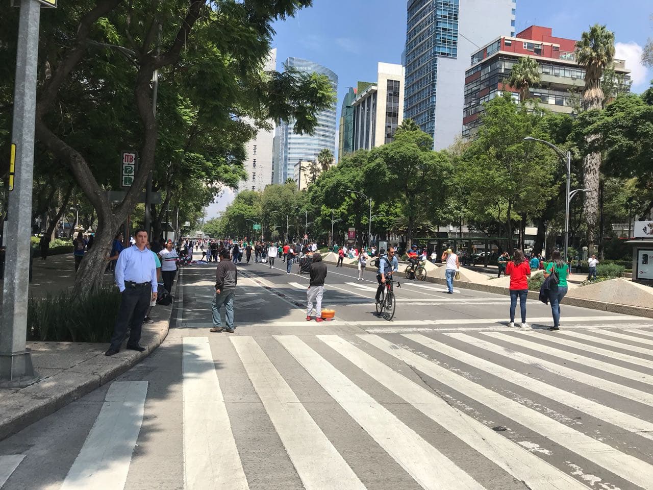 Los fanáticos fueron aglutinando el escenario en el monumento.
