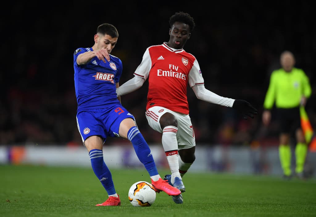 Lazar Randelovic driblea de manera estupenda al joven jugador del Arsenal Bukayo Saka.