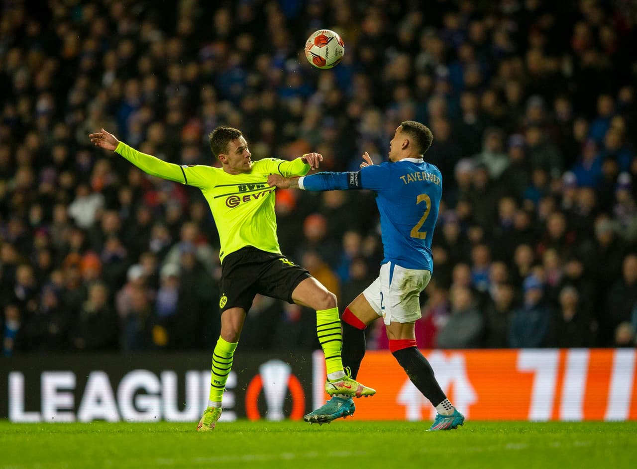Rangers deja en el camino a Dortmund y firma su pase a Octavos de Final en la UEFA Europa League, con un marcador global de 6-4. James Taverner anoto doblete a favor de los de Glasgow, mientras que para la escuadra alemana fueron Jude Bellingham y Donyell Malen.