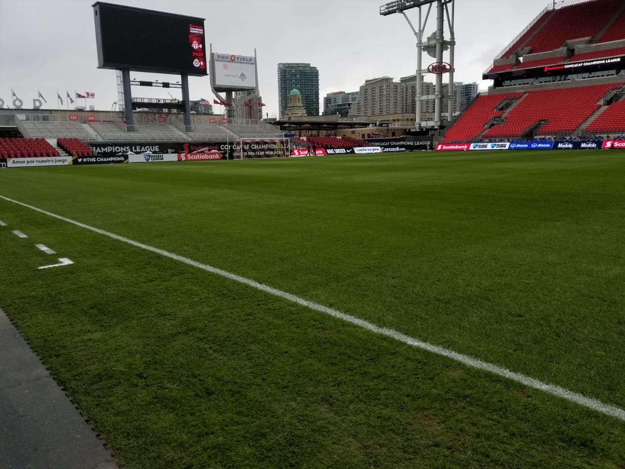Las condiciones del terreno son aceptables para el juego de ida entre Toronto FC y Chivas de Guadalajara, en medio de un clima frío que sin duda cuenta como factor en el escenario.