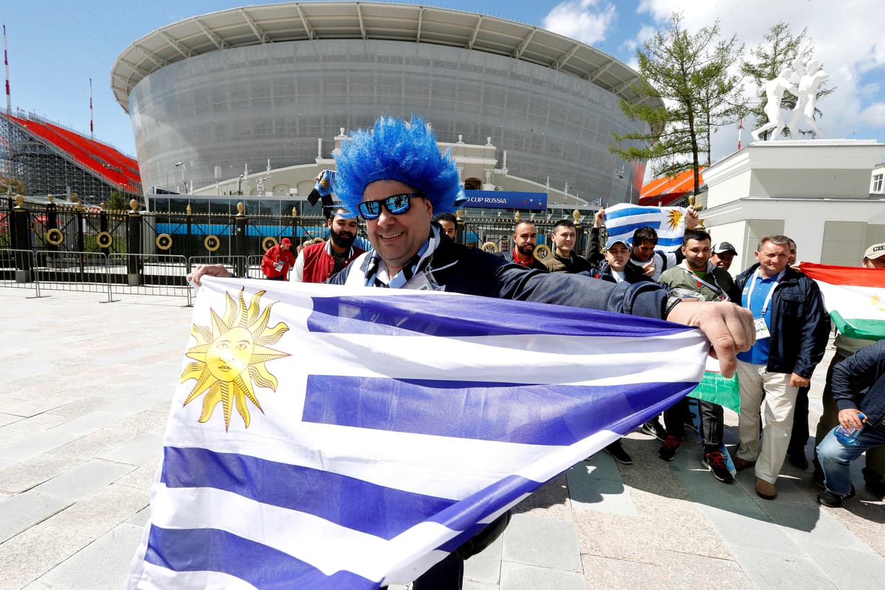 Muchos llegaron con pelucas y atuendos coloridos para acompañar a sus selecciones.