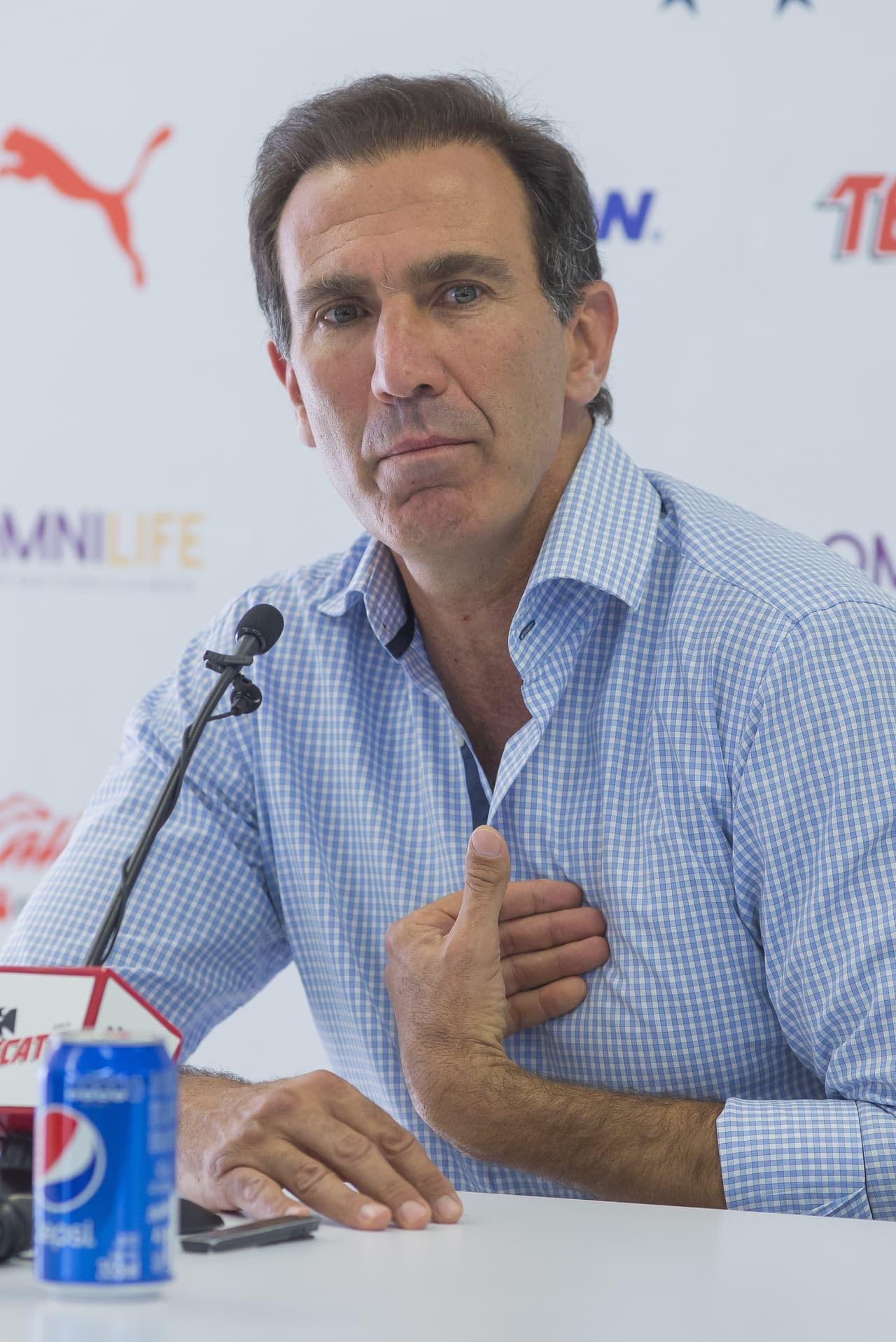 También quiso dejar claro que él ni siquiera ha hablado con Mauro Camoranesi, quien se rumoraba podría llegar a remplazar a Almeyda en el cargo.