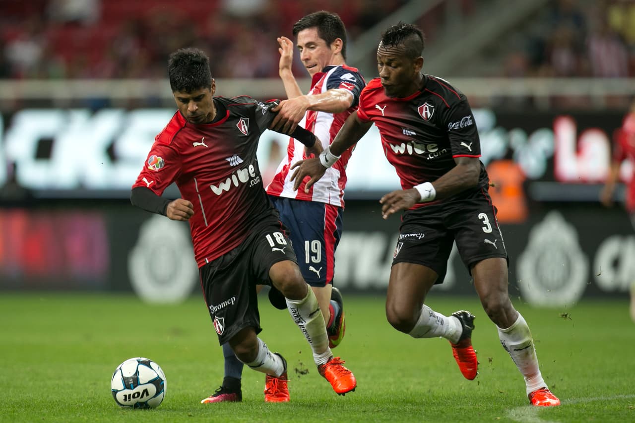 A sus 30 años, Luis Robles debe su primer llamado a la selección mexicana a su presente con el Atlas. Es recio en el mediocampo.Su experiencia en Liga MX y la constantes entrega en la cancha lo llevaron a ser considerado por Osorio.