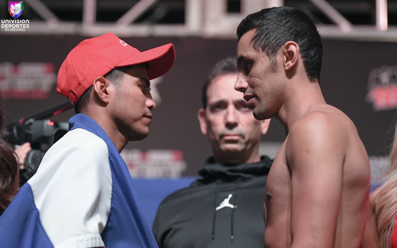 Román 'Chocolatito' González y Moisés 'Moy' Fuentes inauguraron la "romana" en la T-Mobile Arena de Las Vegas. El nicaragüense pesó 114.8 libras, y su rival mexicano 116.