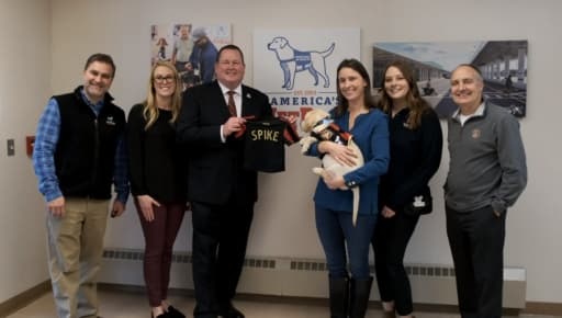 Spike llega a Atlanta United a través de un acuerdo de cooperación con America’s VetDogs, una organización sin fines de lucro con base en Nueva York y que provee perros de servicio a veteranos militares de Estados Unidos, efectivos en servicio activo y personal de auxilio con alguna discapacidad.