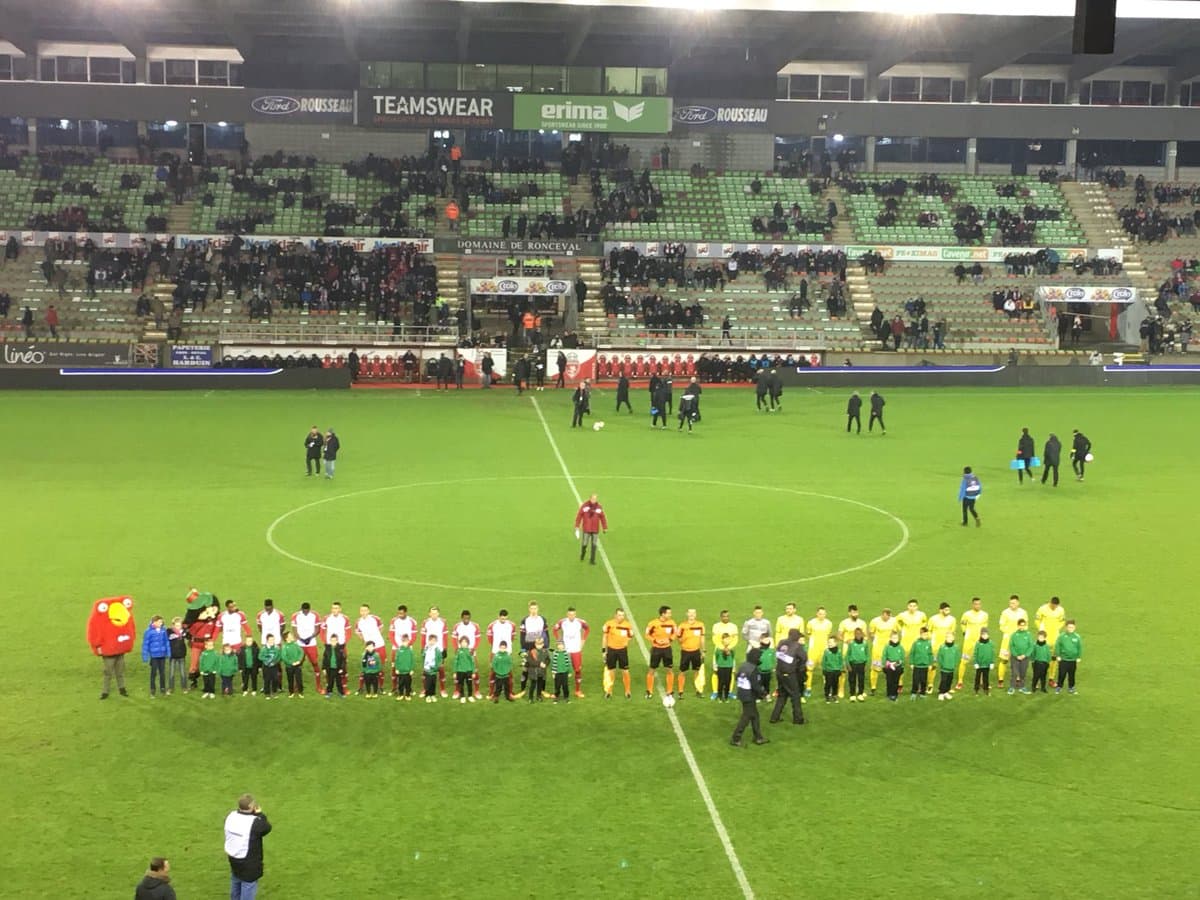 El mexicano tuvo que ver el partido desde la tribuna.