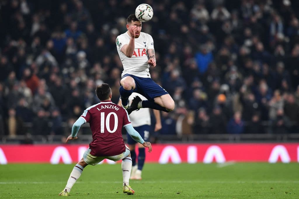 Chelsea vence tranquilamente 0-2 al Brentford, Liverpool sufre frente al Leicester City y tras un empate 3-3 consiguen el pase en la tanda de penaltis, Tottenham sabe aprovechar su localía y vencen 2-1 al west Ham United.