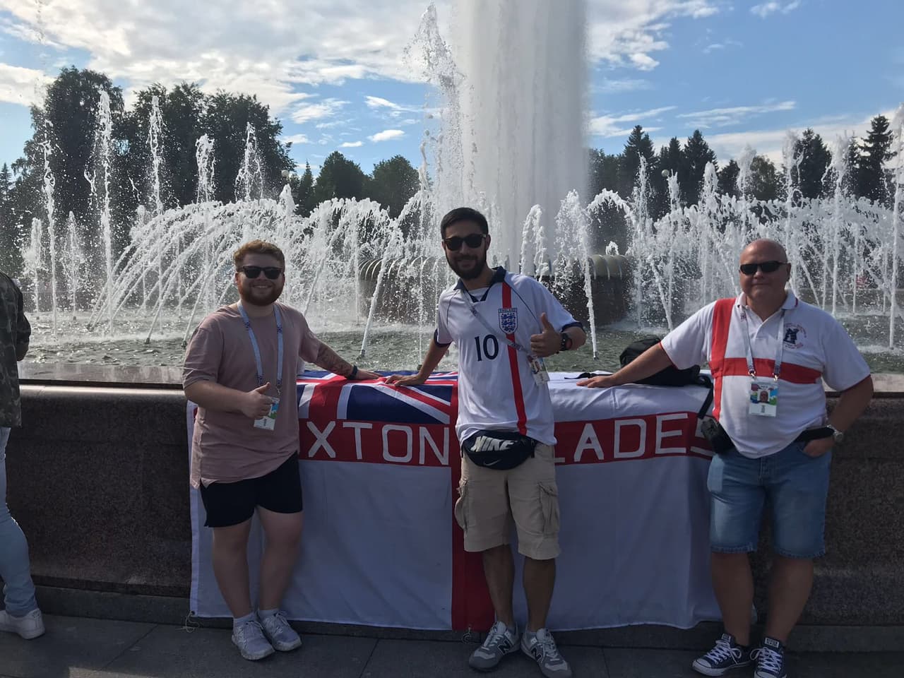 Fanáticos de Inglaterra ponen su colorido y alegría en la definición del tercer lugar del Mundial de Rusia 2018 entre Bélgica e Inglaterra en San Petersburgo.