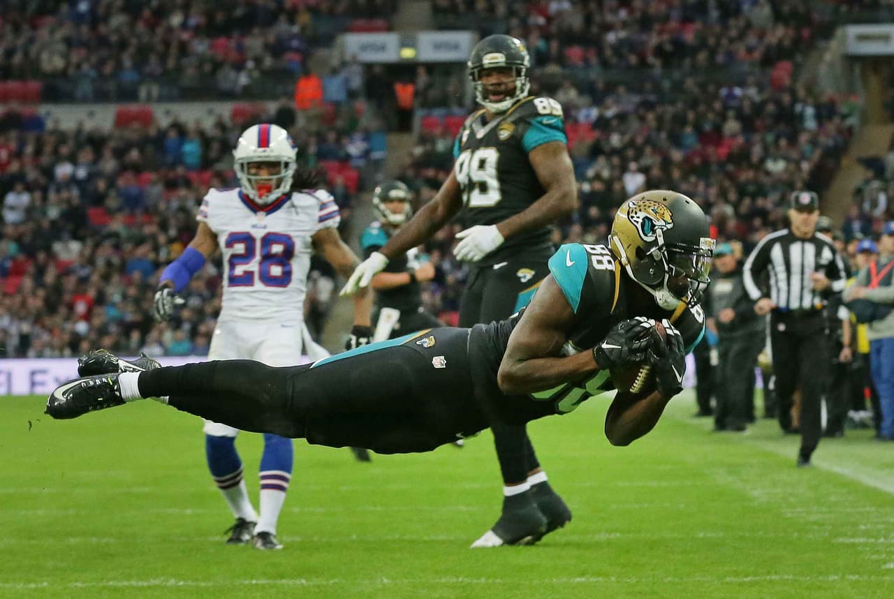 Un pase de TD de 31 yardas de Blake Bortles a Allen Hurns evitó la consumación de un feroz regreso de los Bills en el último periodo para darle la primera victoria en tres intentos de los Jaguars en el Wembley Stadium por marcador de 34-31.