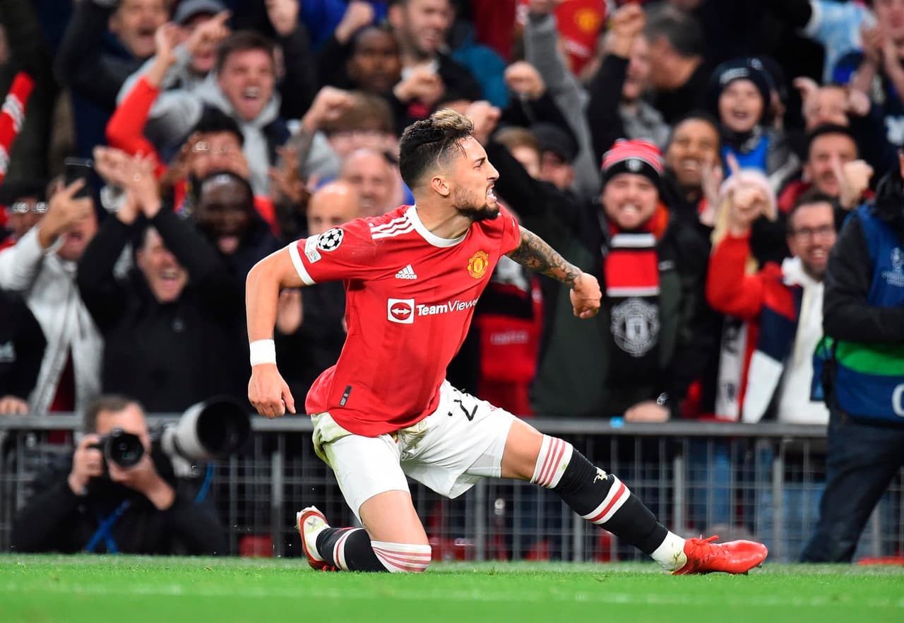 Manchester United se impone al Villarreal 2-1 en la fase de grupos en la UEFA Champions League. Paco Alcácer inauguró marcardor al 53’, sin embargo Alex Telles de los ‘Red Devils’ logra igualar el marcador al 60’ del encuentro, pero Cristiano Ronaldo apareció para darle el triunfo a la escuadra inglesa.