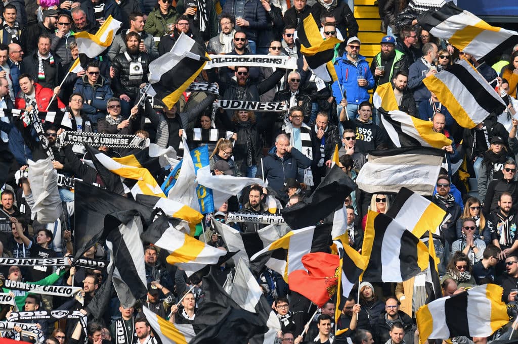 La afición local también trata de poner color en sus gradas, pero su poca creatividad no da para mucho.