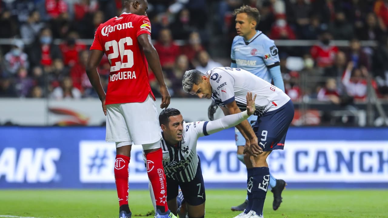 Rogelio Funes Mori sale lesionado con Rayados y enciende las alarmas