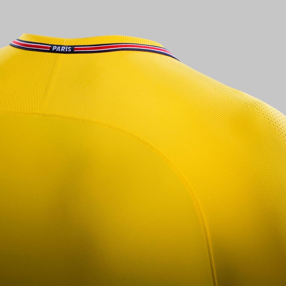 Y cuenta con el detalle de la ciudad en su cuello.