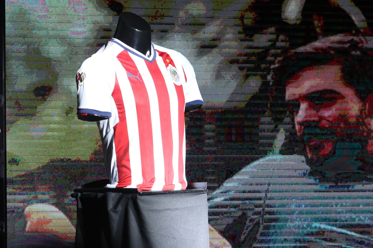 Las rayas rojiblancas presentan un patrón con arte huichol mientras que las axilas y espalda están confeccionadas con una tela especial con tecnología Dry Cell para mejor ventilación para el jugador.