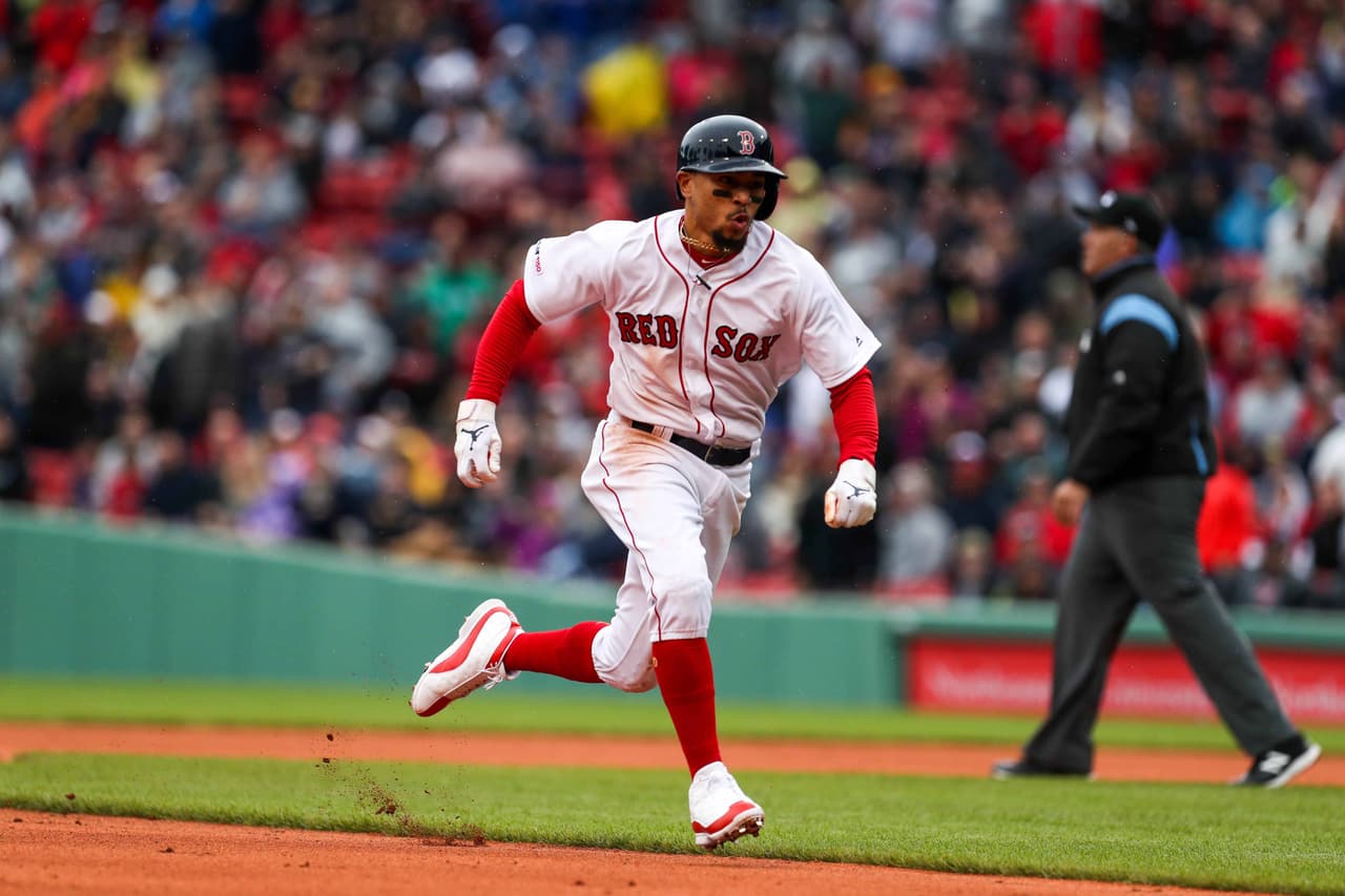 En la sexta entrada, por los Boston Red Sox, el right fielder Mookie Betts anota en pisa y corre desde la antesala para acercar 4-1 a su equipo.
