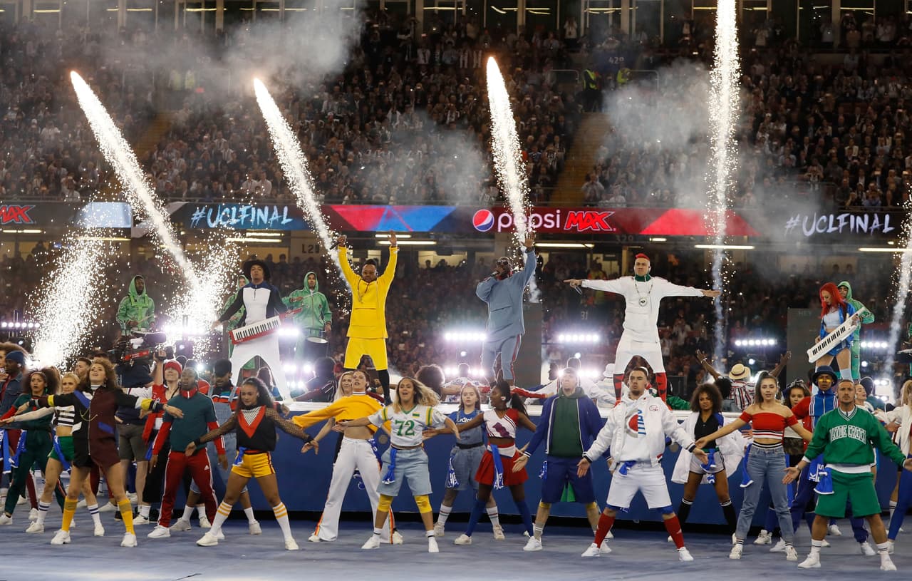 La agrupación musical se lució con sus éxitos en el Millennium Stadium previo al enfrentamiento entre el Real Madrid y la Juventus.