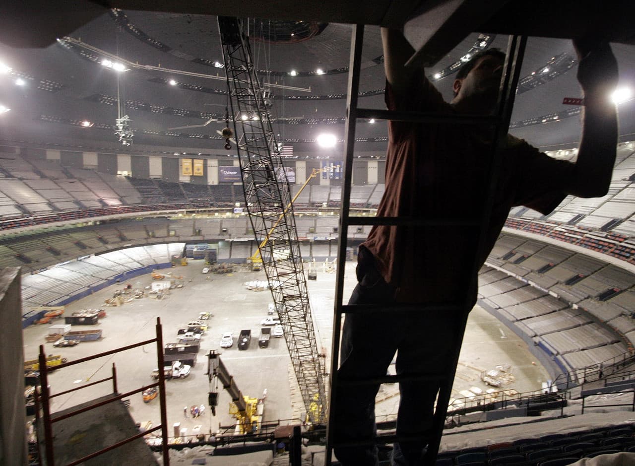 <b>Reparación</b>
<br>Chris Bailey, de Atlanta, trabaja para instalar la nueva pantalla de video y el marcador en el Superdome en Nueva Orleans el 18 de agosto de 2006.