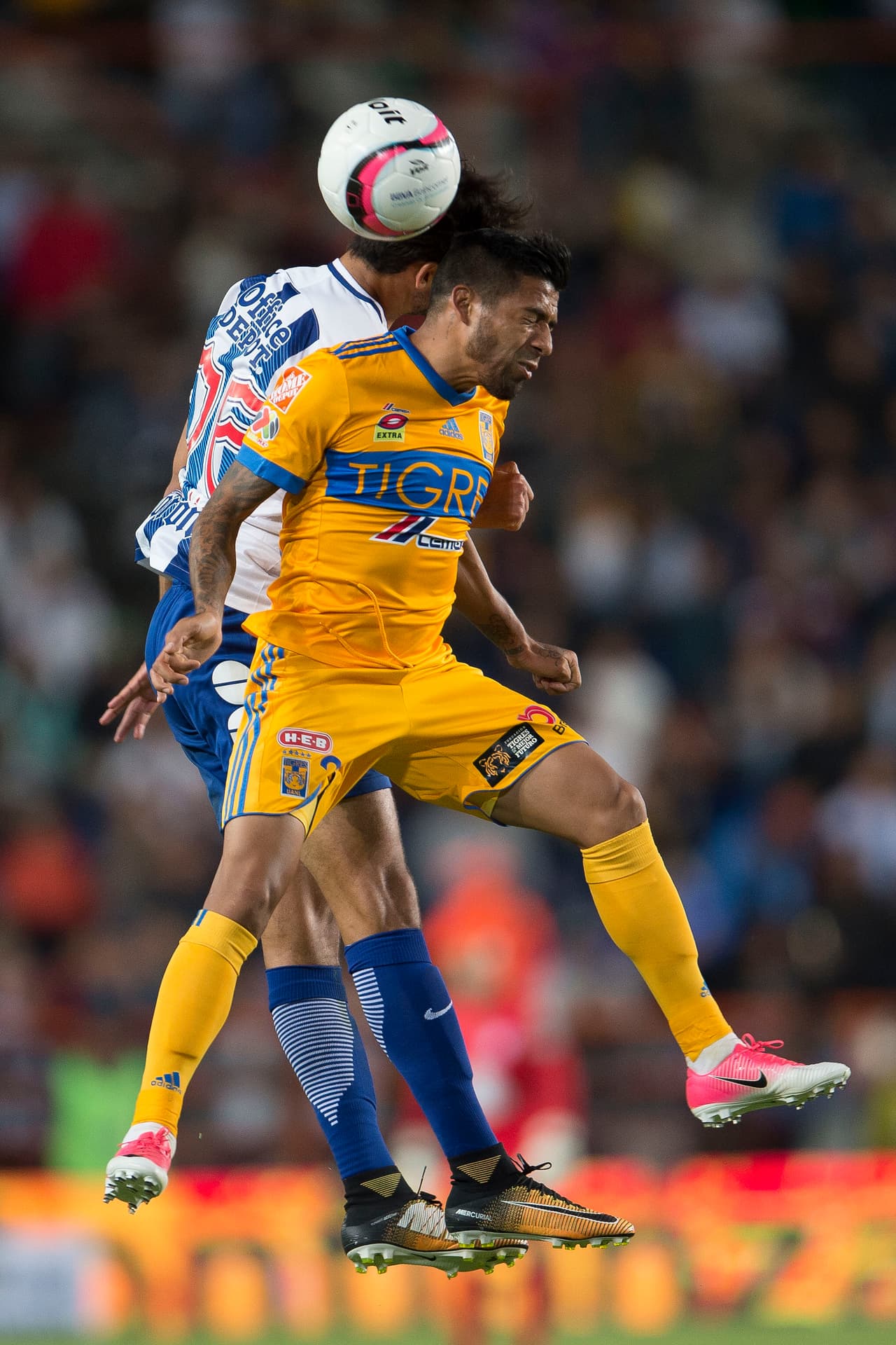 Con todo ello, el duelo no cambió ni en su forma ni en su fondo y el fútbol entrecortado se apoderó del césped del Estadio Hidalgo.