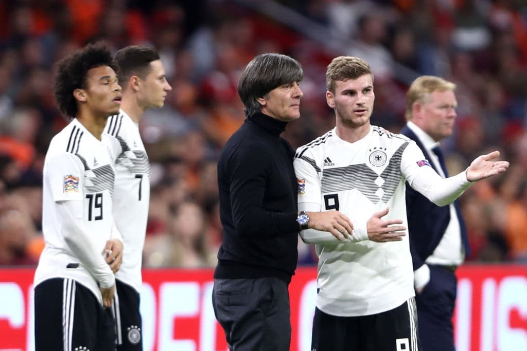 La derrota no era una opción para Alemania, por lo que el técnico Joachim Löw (centro) entregó instrucciones a sus jugadores luego de quedar en desventaja.