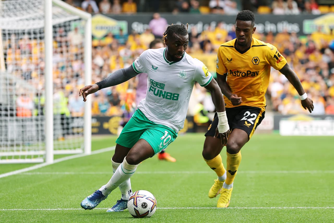 Ruben Neves adelantó a los Wolves con un golazo, pero Allan Saint-Maximin emparejó las acciones en la agonía con otro golazo. Raúl Jiménez marcó un gol, pero el VAR arruinó el festejo al anularlo.