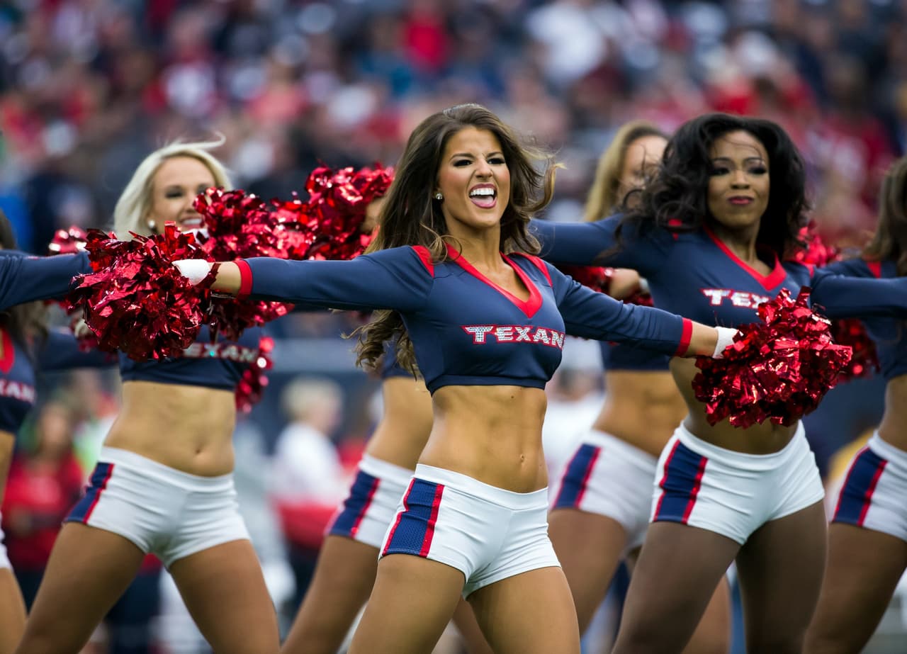 Las porristas se lucieron para animar a sus equipos durante la Ronda de Comodines. Checa las mejores imágenes de estas bellezas del emparrillado.