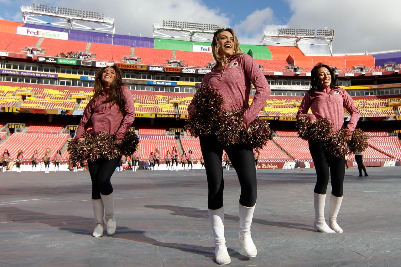 Las porristas se lucieron para animar a sus equipos durante la Ronda de Comodines. Checa las mejores imágenes de estas bellezas del emparrillado.