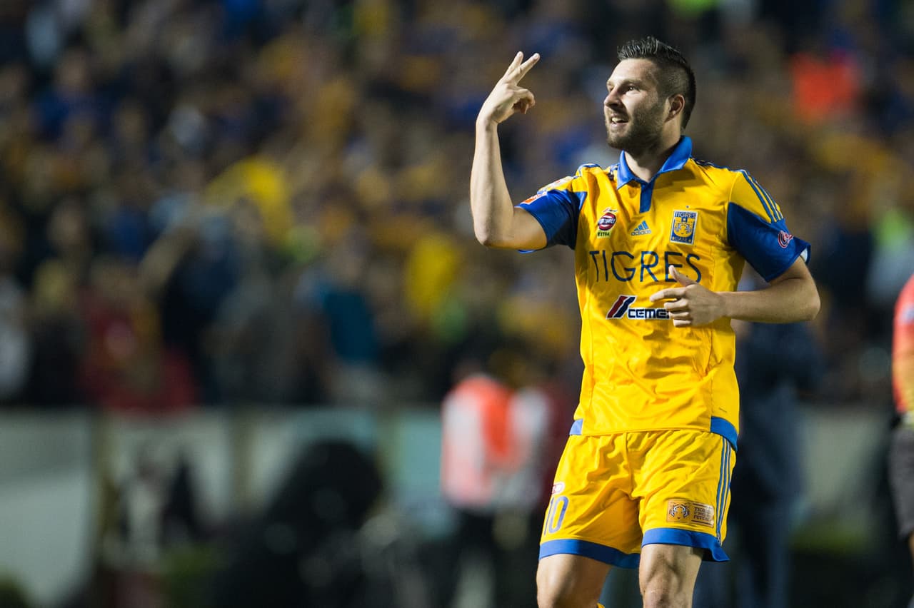 Delanteros-André Pierre Gignac sigue siendo el mejor en la Liga MX y eso se refleja en el Fantasy, en el último encuentro anotó 3 goles y sumo 20 puntos , en total tiene 30 y su costo bien vale los 10.4 millones que tendrás que pagar.