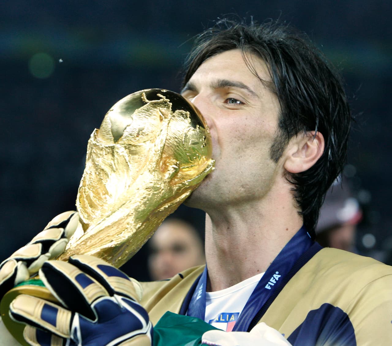 <b>Glorioso</b>
<br>- El guardameta fue vital para que la Selección de Italia se coronara en el Mundial de Alemania 2006 cuando los Azzurrri vencieron a la poderosa Selección de Francia encabezada por Zinedine Zidane.
<br>- Buffon se caracterizó por ser un portero de época, con aptitudes muy particulares, mismas que lo mantienen jugando con todo y sus 42 años acompañado de su amplia trayectoria de 25 años.