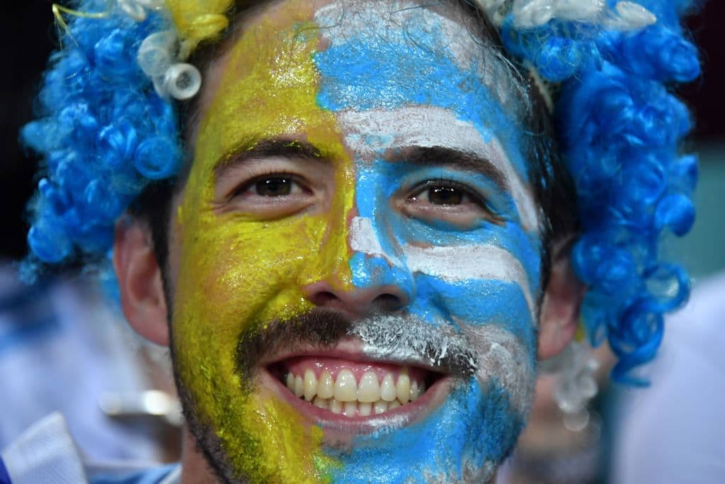 Los seguidores llegaron al Fisht Stadium en Sochi para disfrutar y mostrar su alegría en el partido entre Uruguay y Portugal, el segundo de las llaves de octavos de final del Mundial de Rusia 2018.