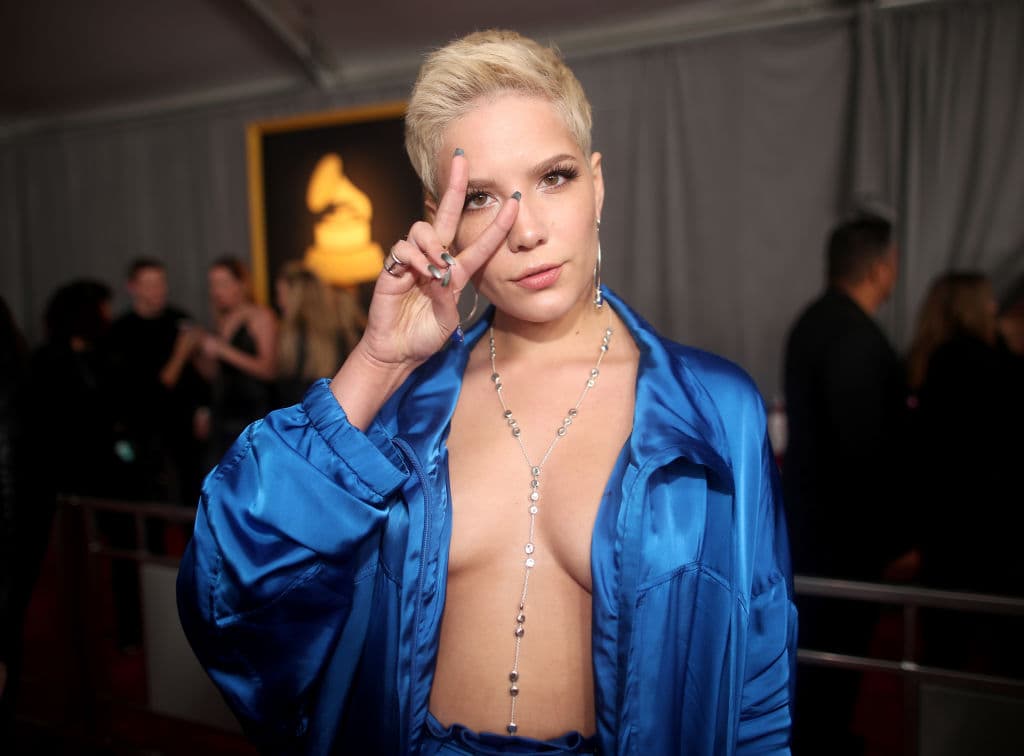 Halsey anunció al mundo su embarazo con una tierna sesión de fotos.