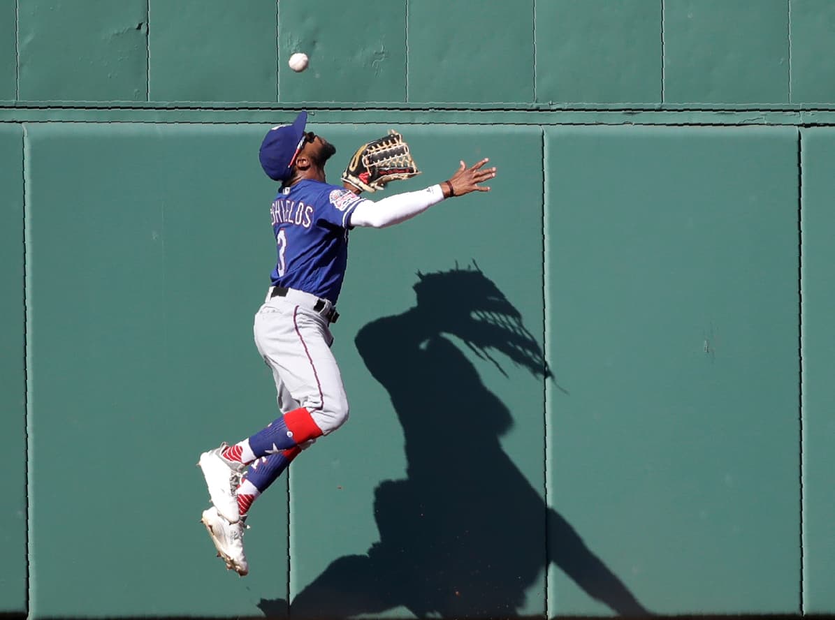 El puertorriqueño Christian Vázquez, cuyo error en un tiro en el octavo episodio puso la carrera del empate en tercera base, abrió el noveno con doble al central. Jackie Bradley Jr. siguió con sencillo y los Rangers caminaron a Michael Chavis para llenar las bases y enfrentar a Betts, quien sacó foul en el primer lanzamiento que le hizo Chávez.