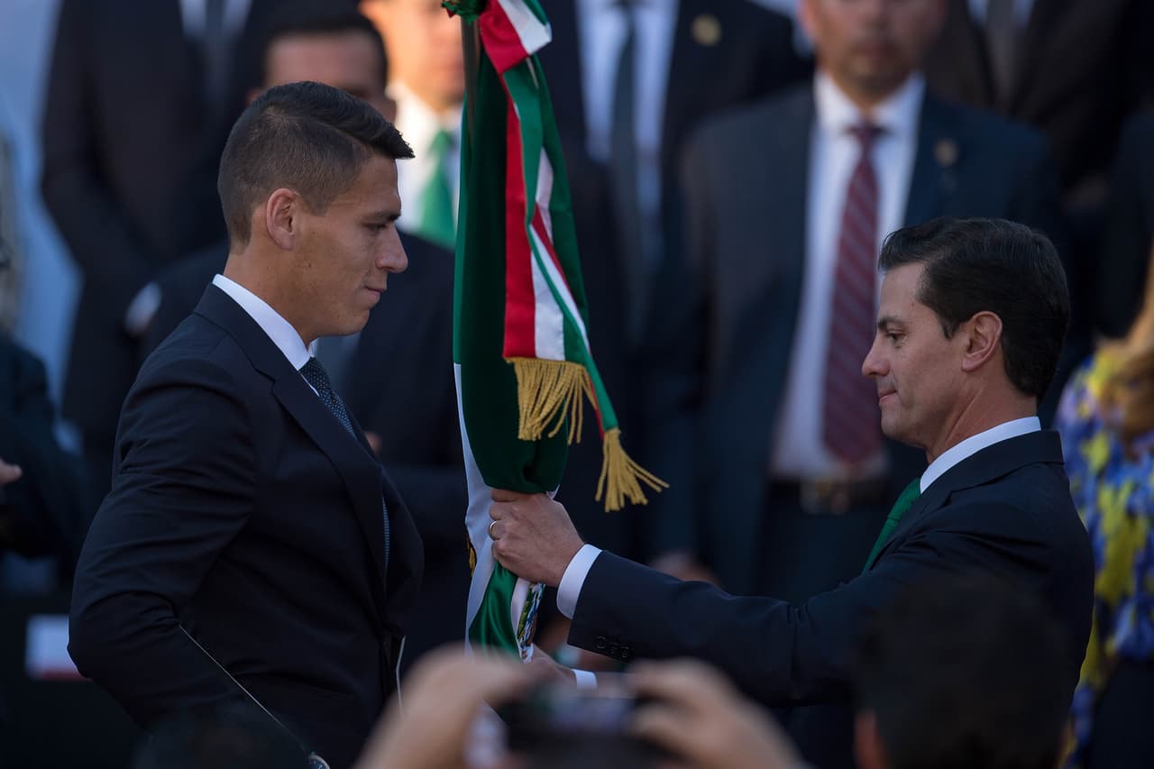 Cuerpo técnico, comandado por Juan Carlos Osorio, y jugadores de la selección mexicana de fútbol asistieron este jueves al abanderamiento a cargo del presidente Enrique Peña Nieto y la primera dama Angélica Rivera en la Residencia Oficial de Los Pinos. La bandera tricolor la recibió Héctor Moreno y las palabras del equipo las entregó Rafa Márquez.