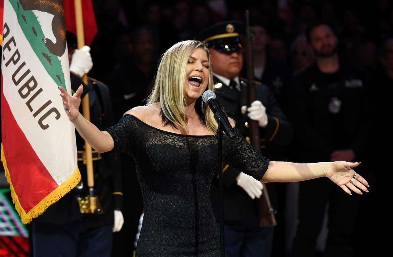 Fergie interpretó una versión diferente del himno nacional antes del All-Star de la NBA en Los Ángeles.