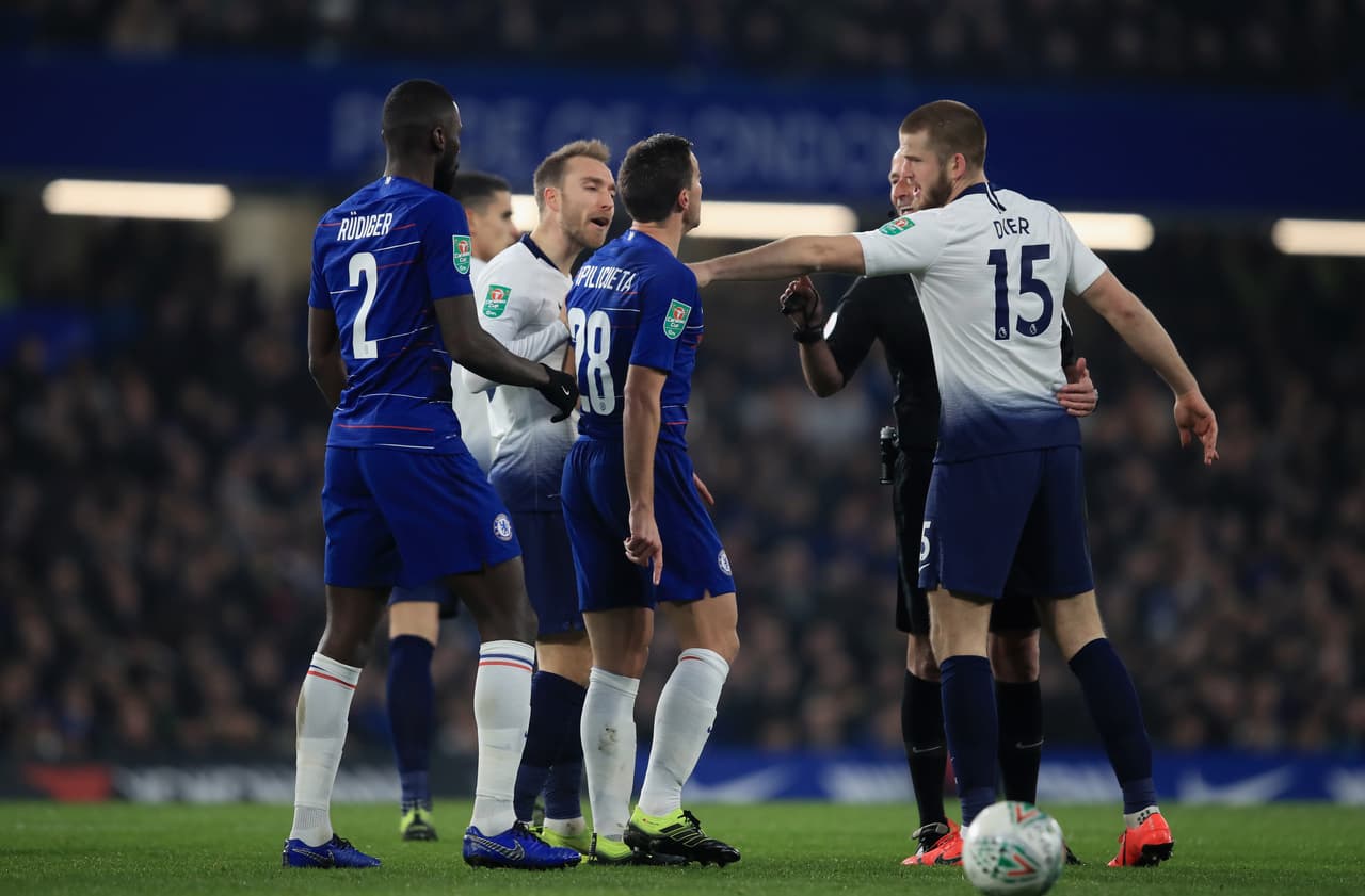 El duelo comenzó con mucha intensidad por lo parejo de ambos equipos, dos grandes de la Premier League.