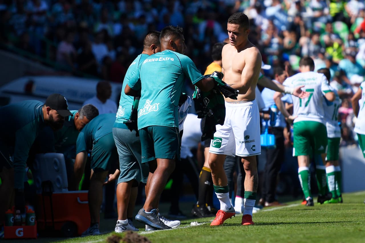 Al 27', durante la pausa de hidratación, Santos cambió de uniforme y jugó con su jersey negro.