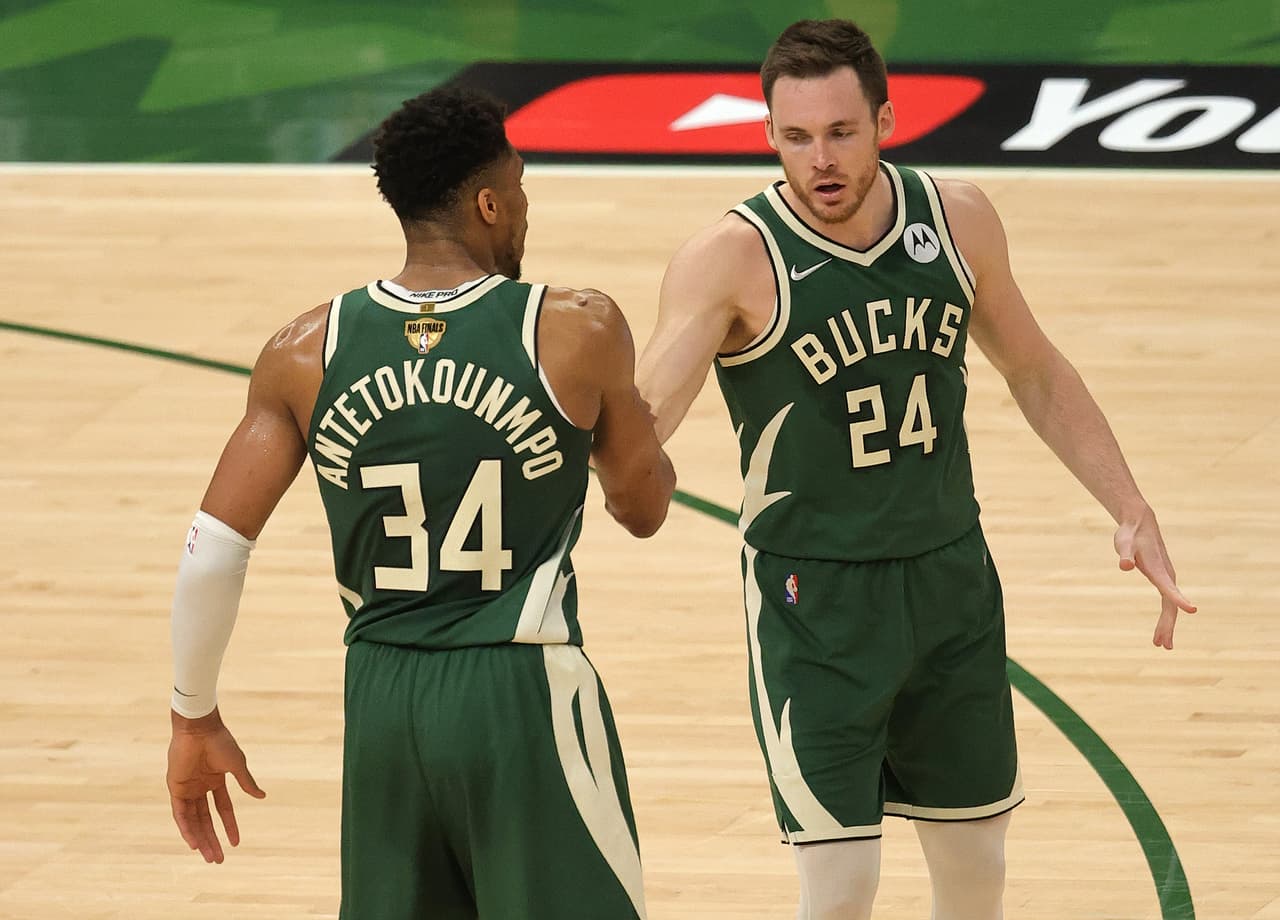 Giannis Antetokounmpo estuvo en plan grande y guió a los Bucks a vencer a Phoenix y anotarse su primer triunfo en las Finales.