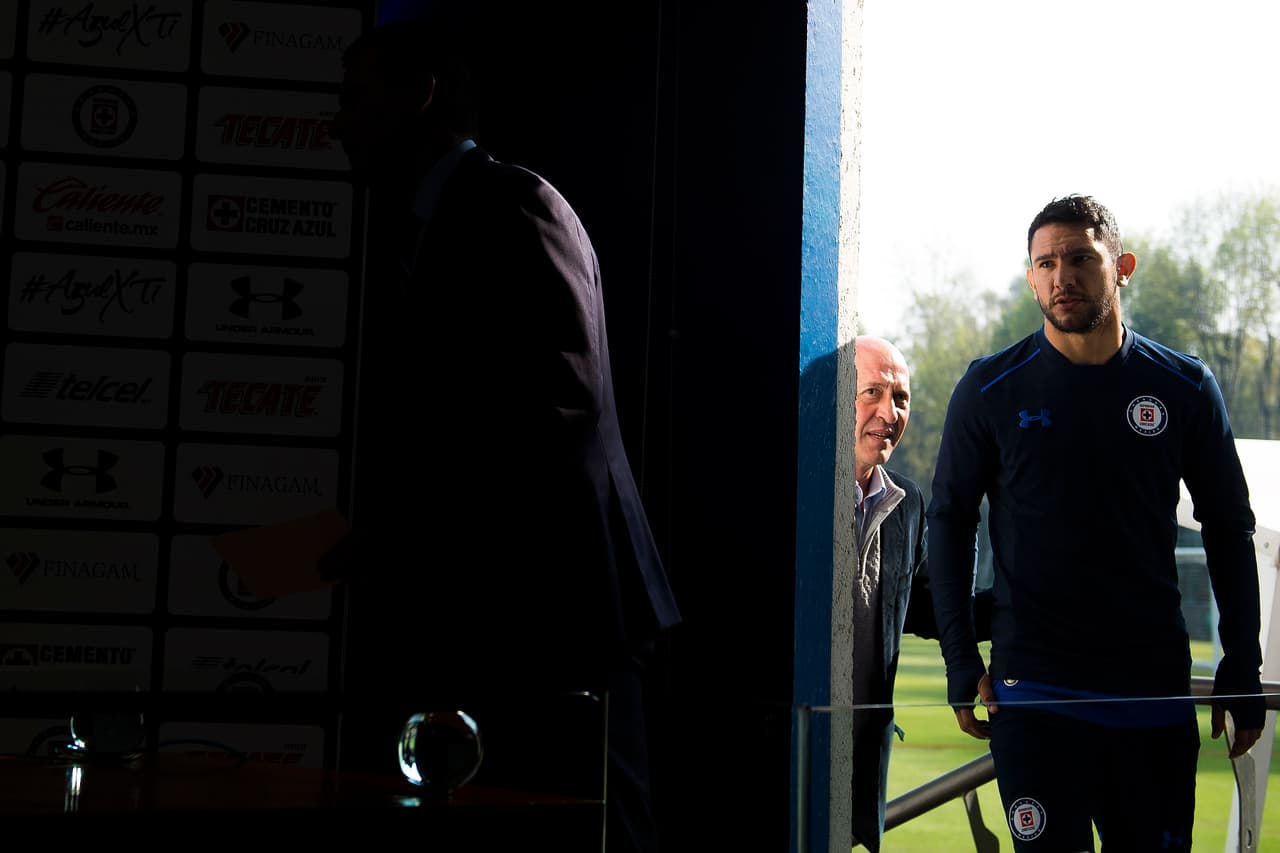 Montoya llega a Cruz Azul en un momento sombrío, tras dos décadas sin que el equipo haya ganado un título de la Liga MX, con la racha más larga de uno de los equipos grandes de México en sequía.