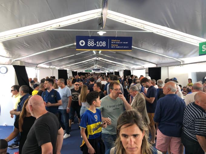 Hubo diversas mesas para votar según los socios, vitalicios, damas, etc.