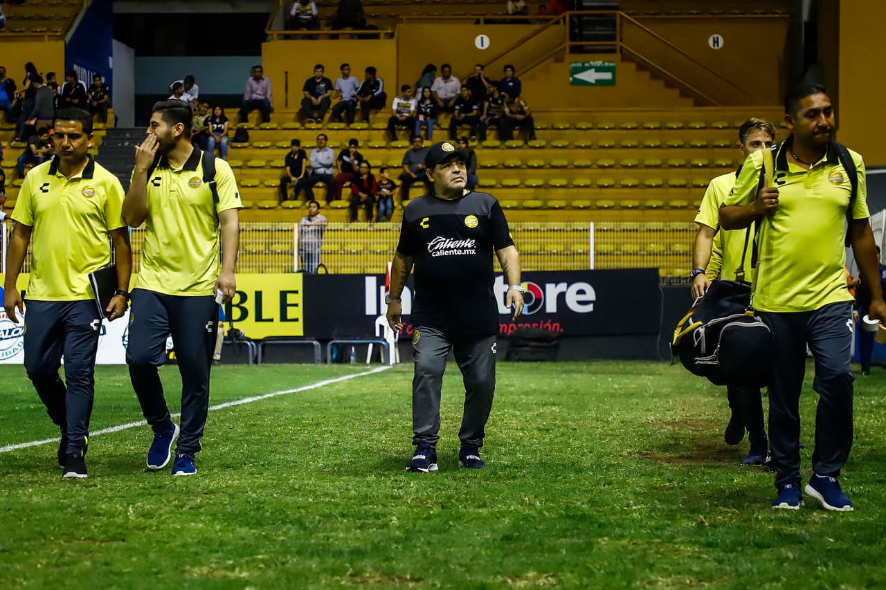 Diego Maradona apareció junto con su cuerpo técnico y salió victorioso y aplaudido por la gran victoria de su escuadra.