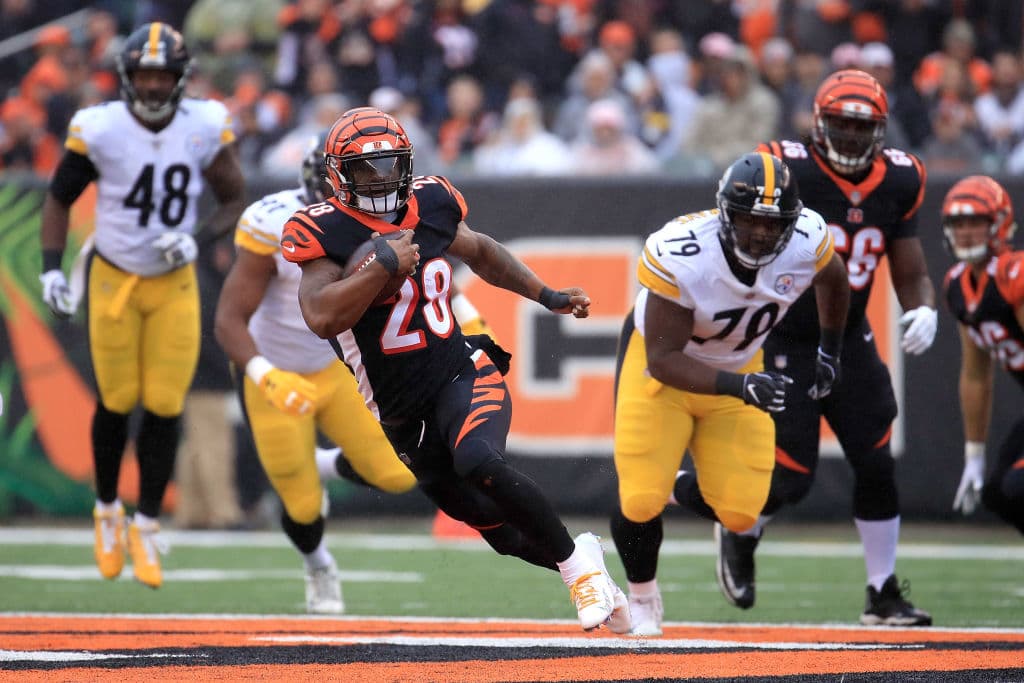 Restando 1:18 de partido Joe Mixon tuvo un acarreo de 4 yardas que parecía azotarle la puerta en la cara a los Steelers para arrebatarles el triunfo al ponerse la pizarra 21-20 para los locales.