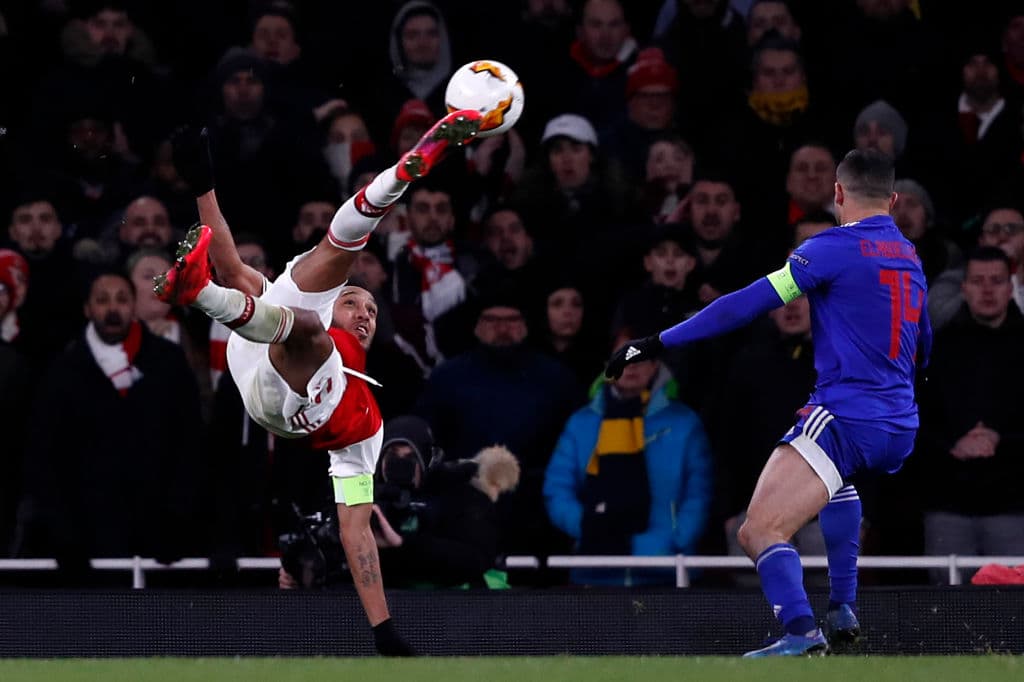 Aubameyang se lanza una Chilena que pone el marcador global 2-1 a favor del Arsenal.