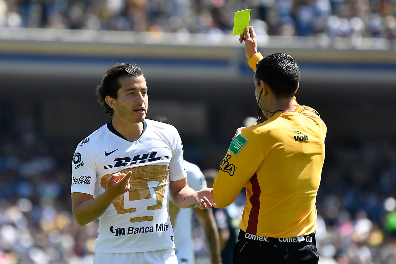 A pesar de algún insuceso en los minutos finales, el árbitro César Arturo Ramos (derecha) cumplió con buen trabajo en el partido.