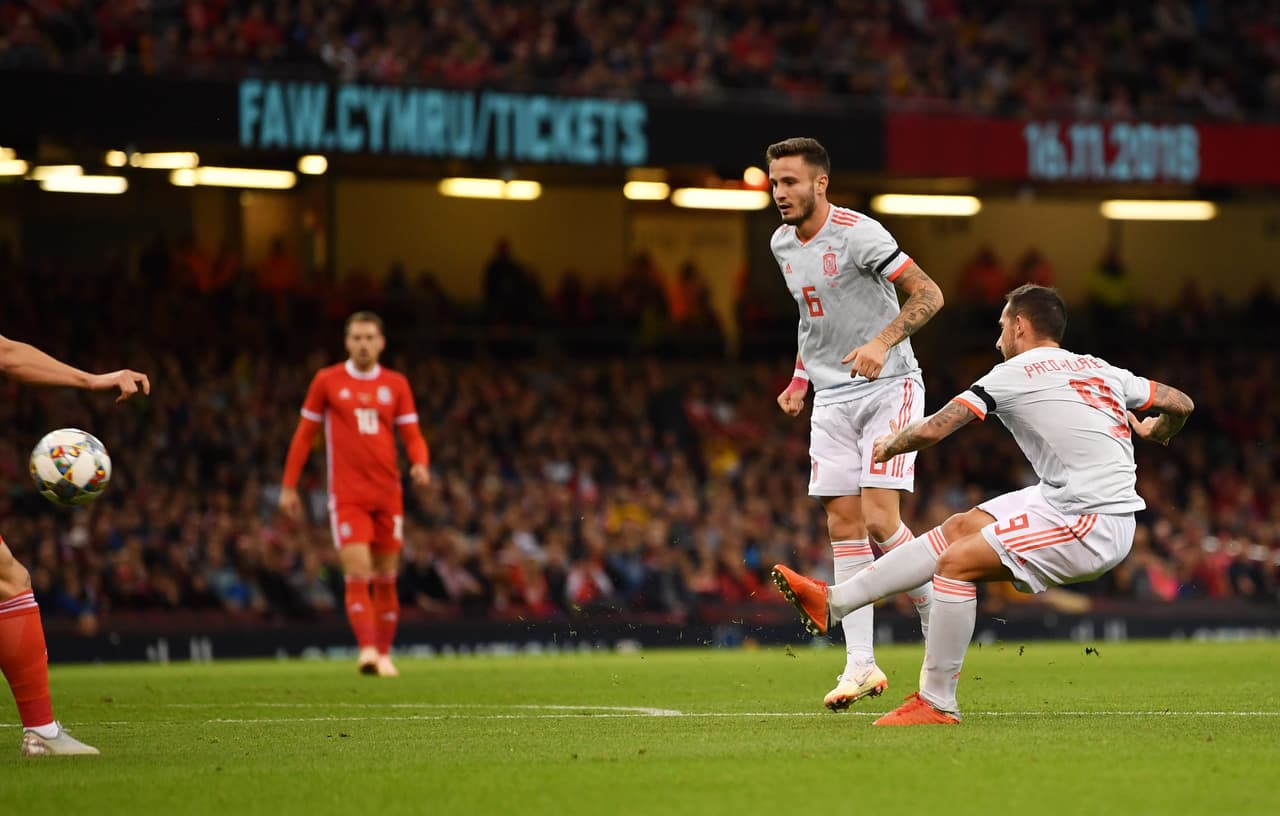 El portero salió mal a cortar un centro, el rebote le quedó a La Roja y tras un toque de Saúl el delantero del Borussia Dortmund clavó la pelota en el ángulo.