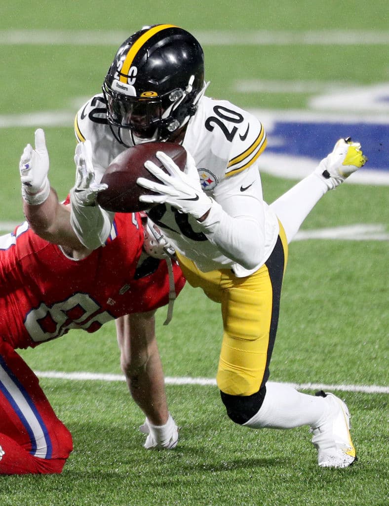 Steffon Diggs brilla con una anotación y 130 yardas por aire en la victoria 15-26 de los Bills sobre los Steelers.